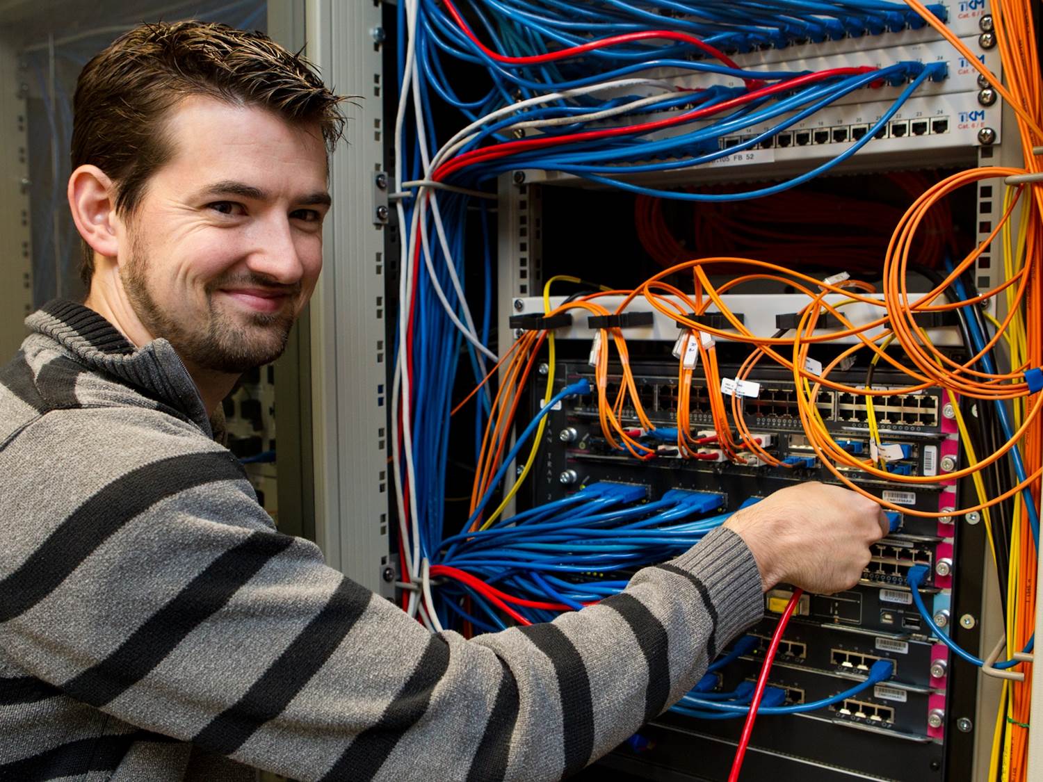 Auszubildender im Elektrik-Bereich