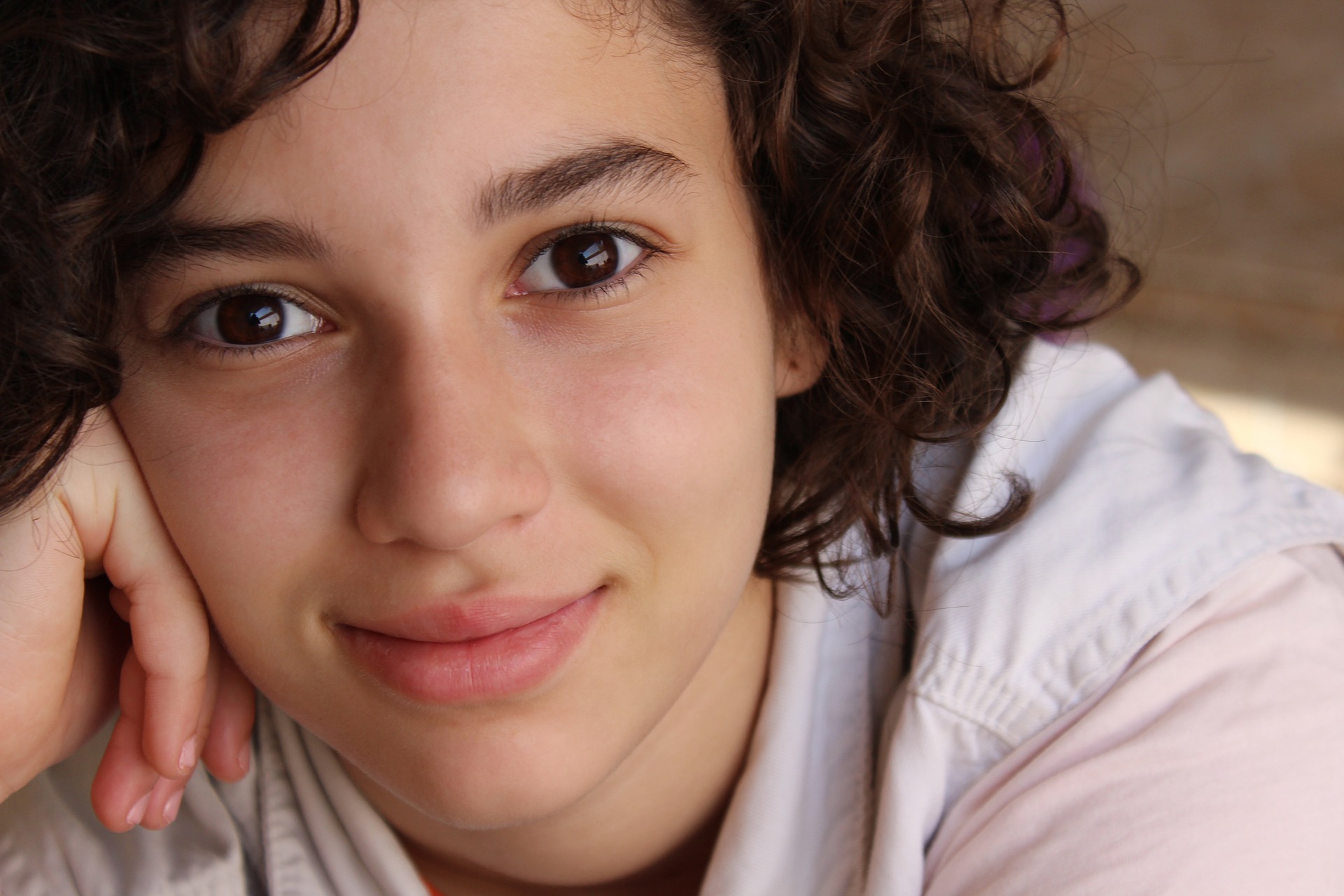 Mädchen mit dunklen Locken